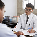 Médico consultando paciente