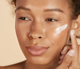 Appliquer la crème pour le visage
