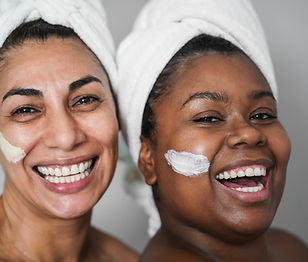 Mulheres fazendo cuidado de pele do rosto