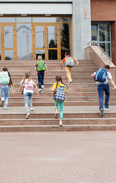 Kinder, die zur Schule gehen