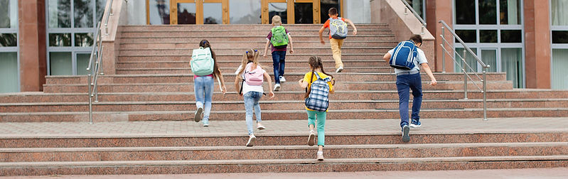 Kinder, die zur Schule gehen