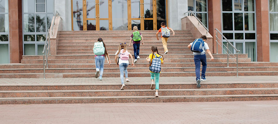 Bambini che vanno a scuola