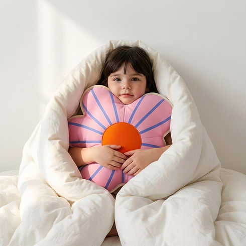 Enfant tenant un oreiller