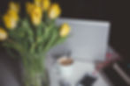 Fleurs sur un bureau avec un ordinateur
