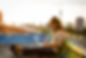 Femme avec ordinateur portable