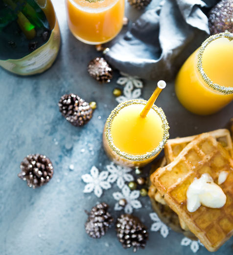 Mesa com plantas e relatórios indicando atividade isenta de licenciamento ambiental conforme legislação vigente.