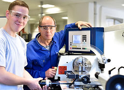 Pessoas com uma máquina