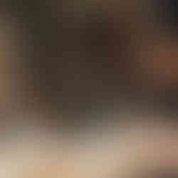 Un groupe d'amies qui partagent leurs histoires en prenant un café