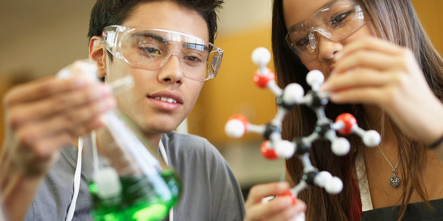 Estudiantes en una clase de ciencias
