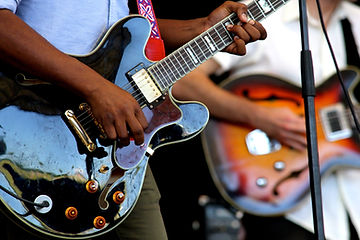 Gros plan sur une performance de guitare