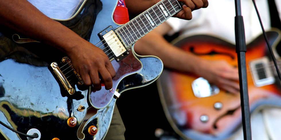 Concert de musique rock à Poligny dans le Jura avec ambiance festive et bars musicaux
