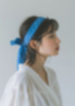 Femme avec un bandeau bleu