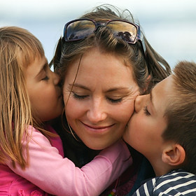 Madre con sus dos hijos