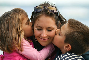 Mãe com seus dois filhos