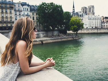 Mulher olhando o rio