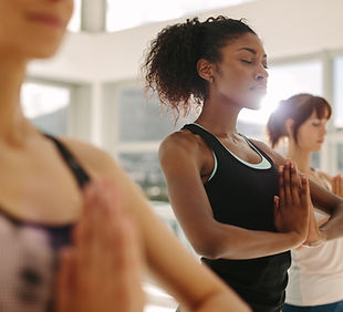 Mujeres que practican yoga