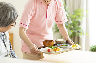 トレーに乗った食事