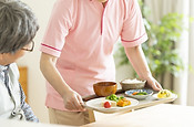 トレーに乗った食事