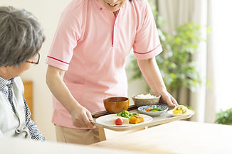 トレーに乗った食事