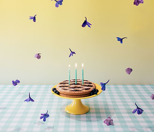 Торт на день народження та квіти