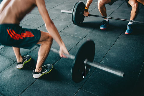 Treino com barra na academia