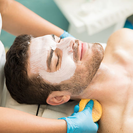 Hombre recibiendo facial