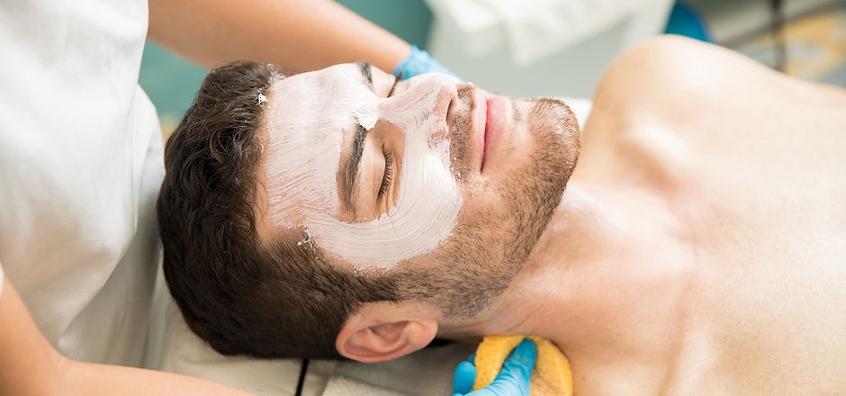 Hombre recibiendo facial