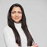 Femme aux bras croisés