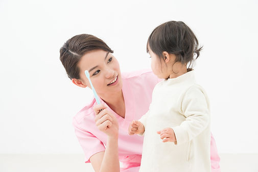 歯ブラシを持つ女性と子ども（歯医者）