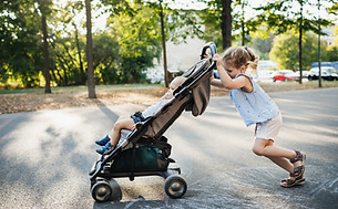 Schwester schiebt Kinderwagen