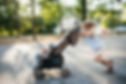 Schwester schiebt Kinderwagen
