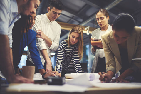 equipe de uma empresa realizando uma estratégia de negócio