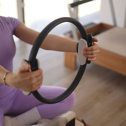Exercice Pilates avec anneau