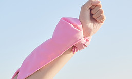 Poing au ruban rose