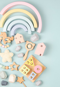 Juguetes de madera de colores