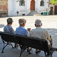Amici su una panchina