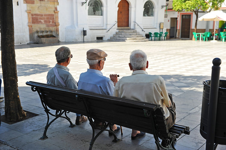 Freunde auf einer Bank