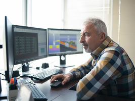 Profissionais 50+: por que contratar pessoas acima de 50 anos é uma estratégia de gestão (e não um risco)