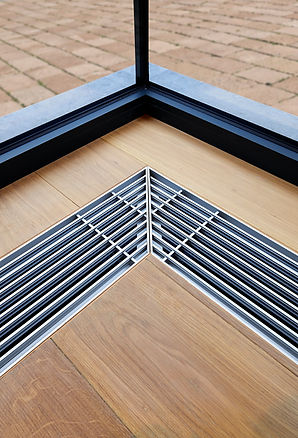 Heating grid with ventilation by the floor in hardwood flooring