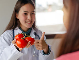 Soteniendo tomates