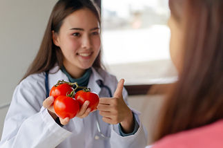Soteniendo tomates