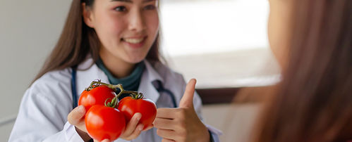 Soteniendo tomates