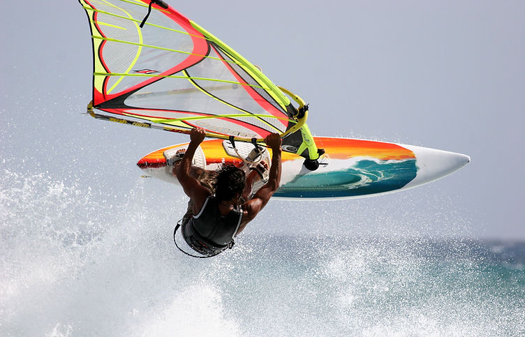 Windsurfer a metà salto