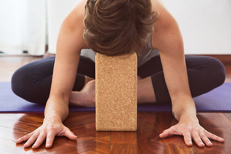 Yoga con oggetti di scena
