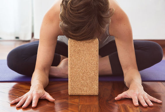 Pose de yoga avec bloc