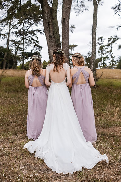 Novia con damas de honor al aire libre