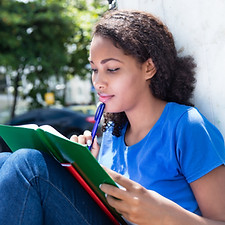 Menina estudando