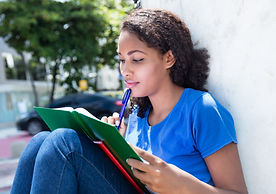 Menina estudando