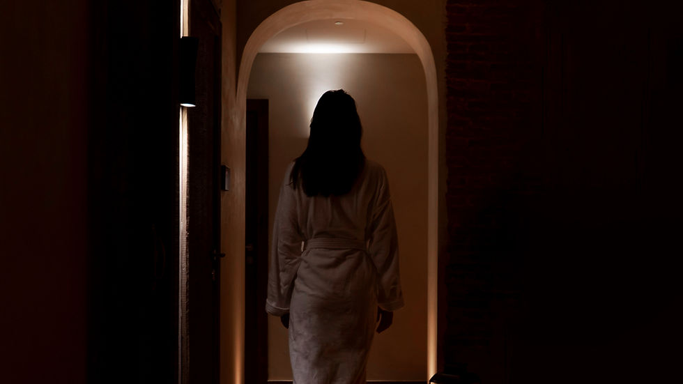 Silhouette dans le couloir