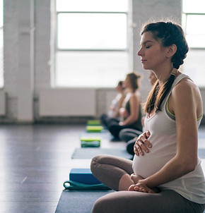 Schwangere Frauen beim Yoga